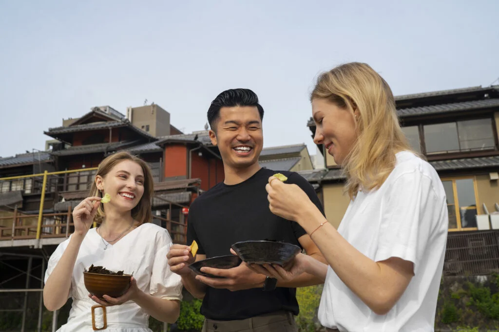 京都の町家を背景に和食を楽しむ外国人グループ