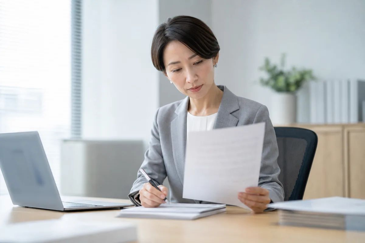 医療・薬事関連の資料を確認する翻訳者